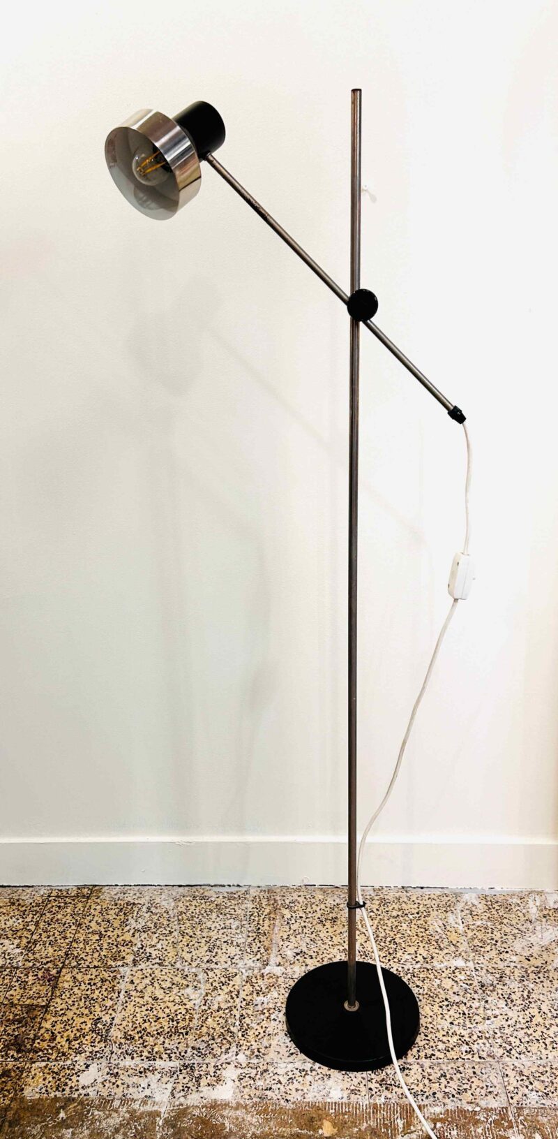 Lampadaire vintage minimaliste chrome et noir