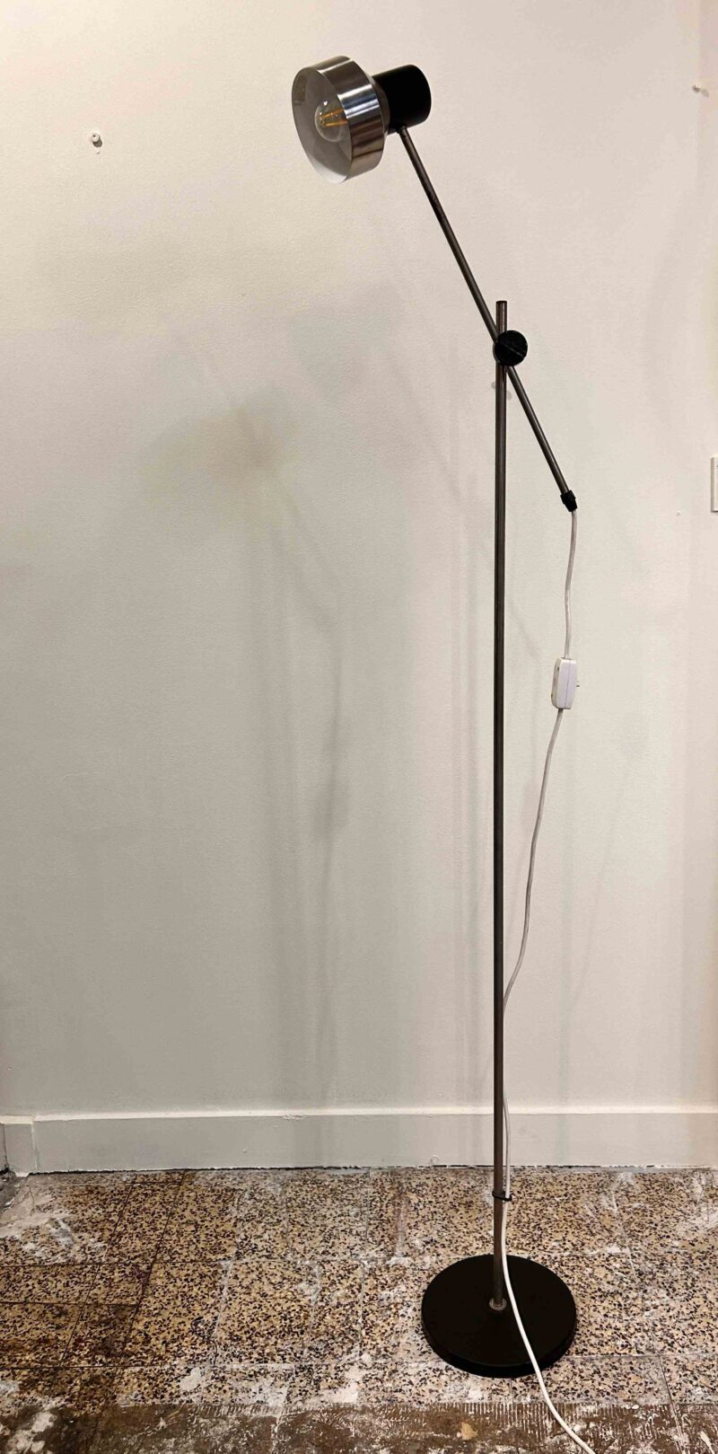Lampadaire vintage minimaliste chrome et noir – Image 2