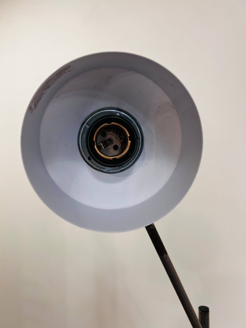 Lampadaire vintage minimaliste chrome et noir – Image 4