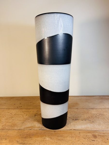 Vase design noir et blanc - pièce signée