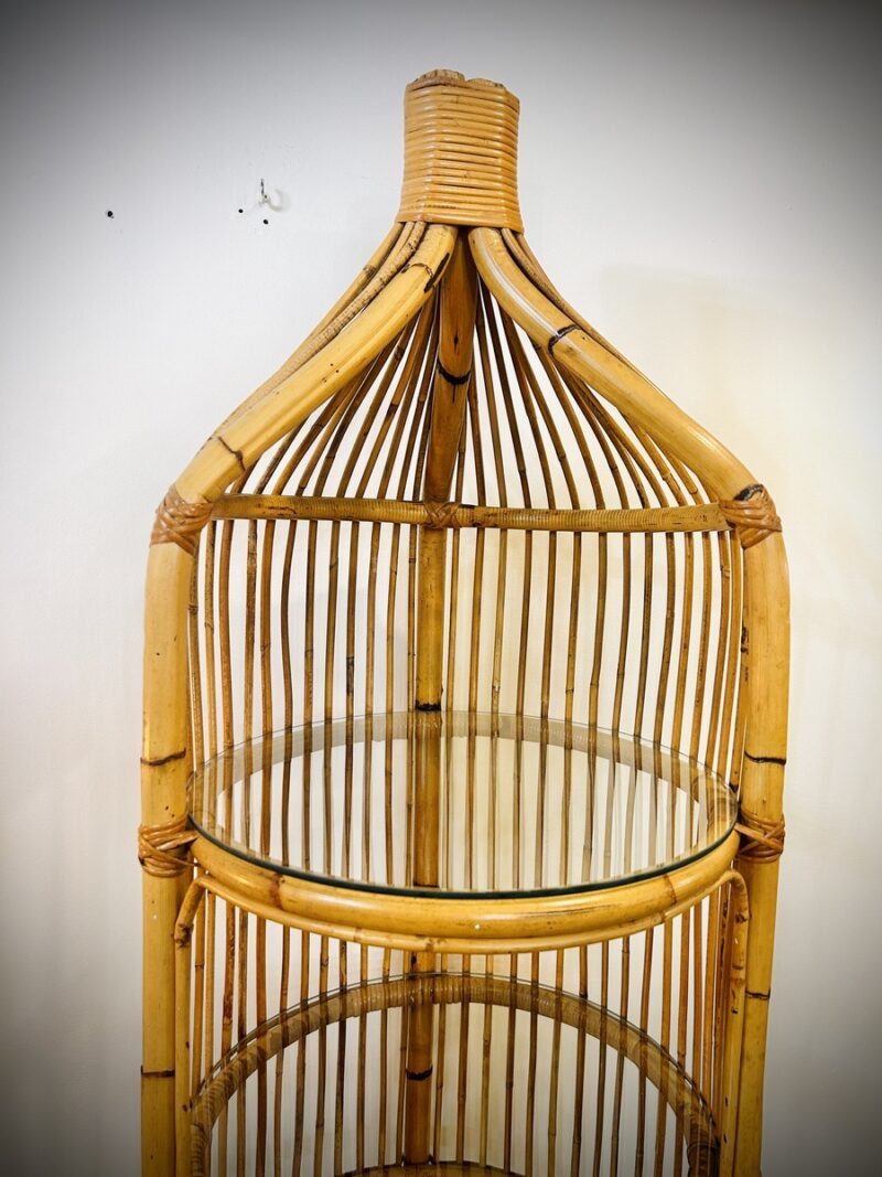 Étagère vintage en rotin et verre – Image 2