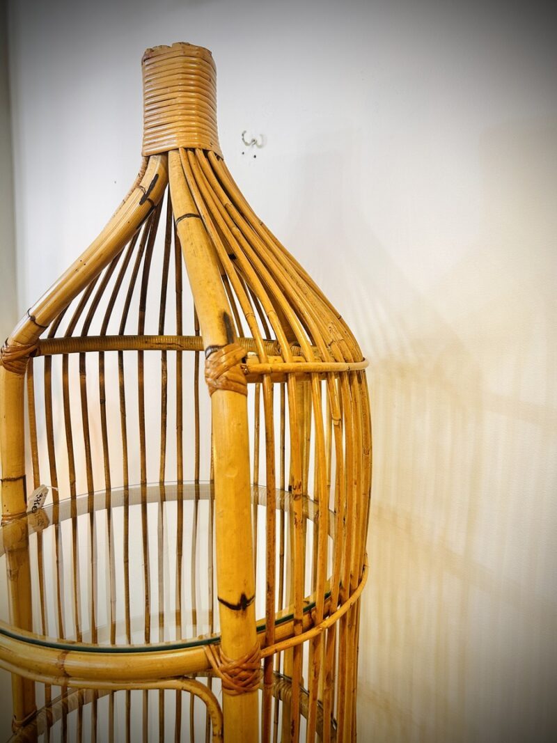 Étagère vintage en rotin et verre – Image 3