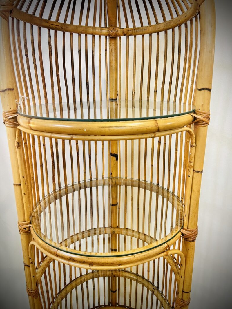 Étagère vintage en rotin et verre – Image 4