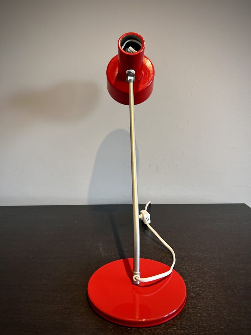 Lampe vintage rouge inclinée – Image 2