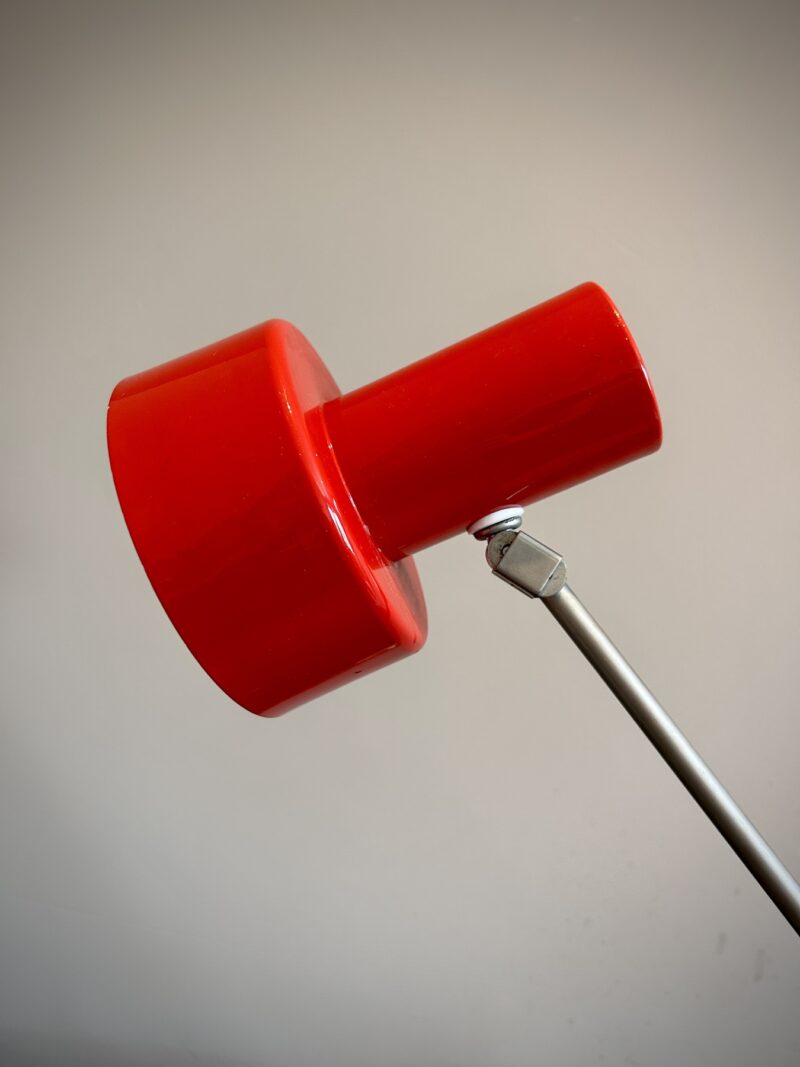 Lampe vintage rouge inclinée – Image 8