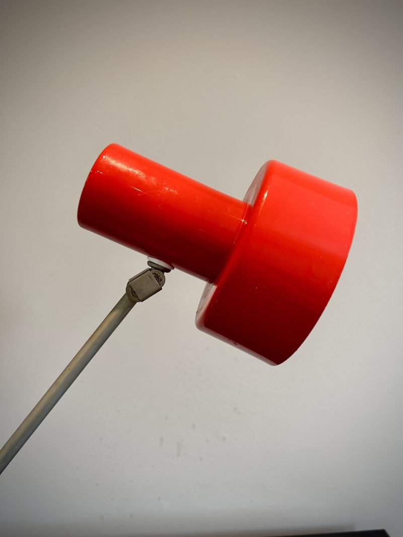 Lampe vintage rouge inclinée – Image 9