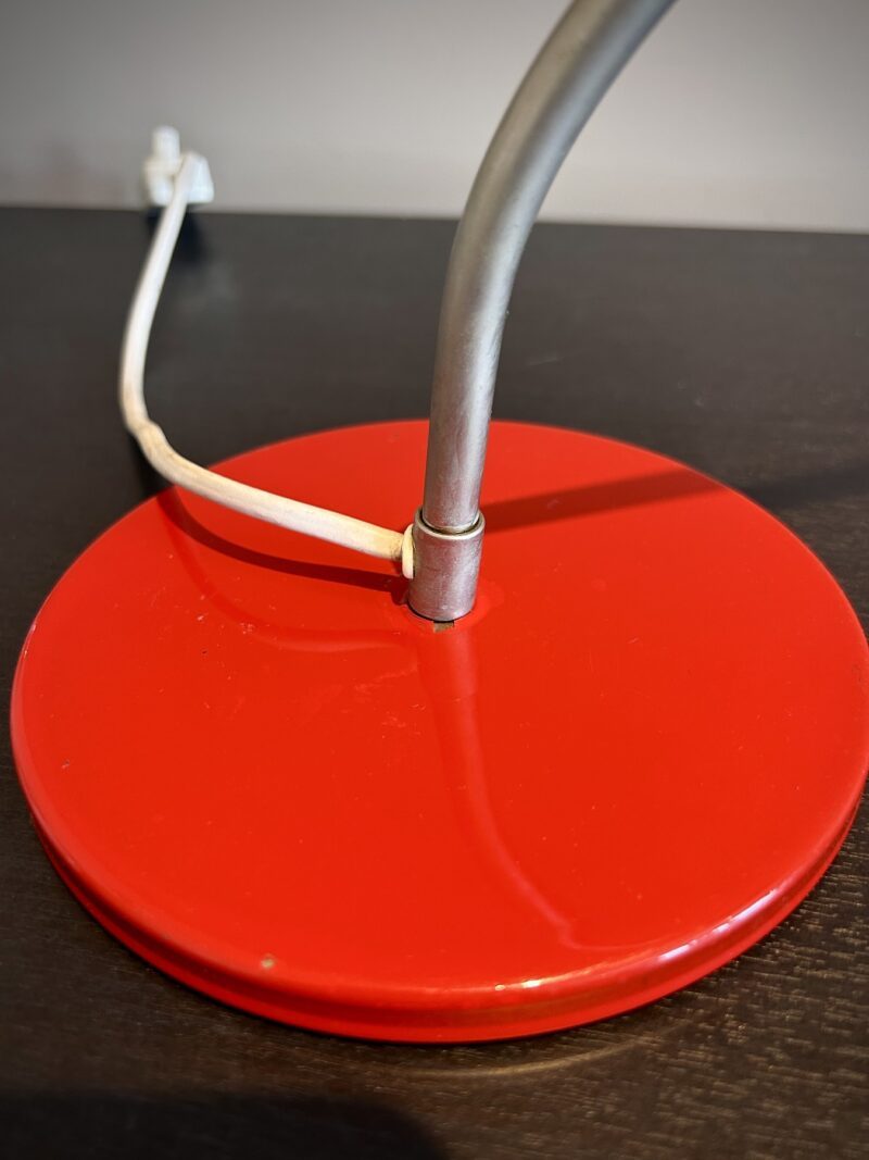 Lampe vintage rouge inclinée – Image 10