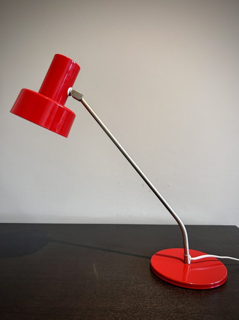 Lampe vintage rouge inclinée