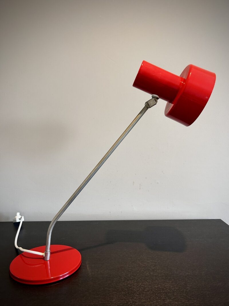 Lampe vintage rouge inclinée – Image 11