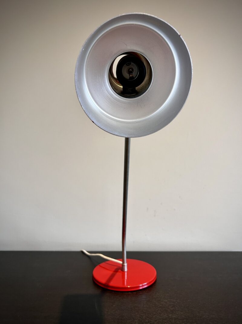 Lampe vintage rouge inclinée – Image 6