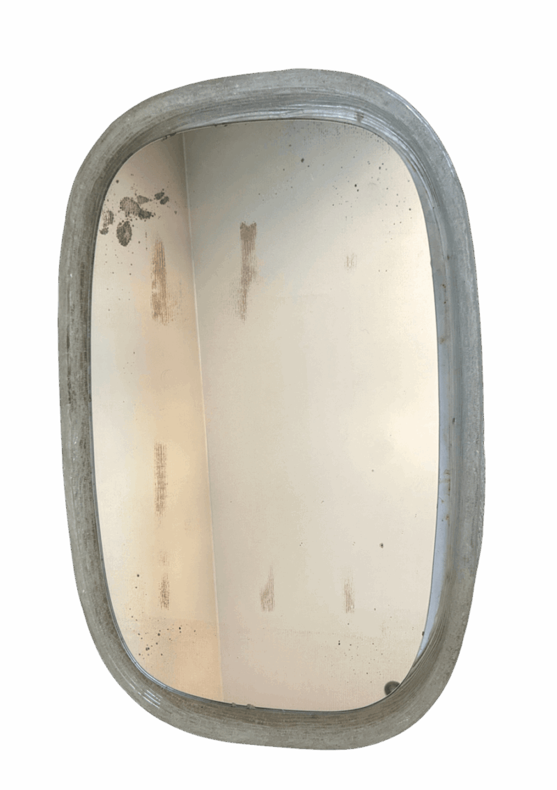 Miroir Hillebrand ancien, verre patiné – reflets beiges, usure visible et cadre en acrylique épais.