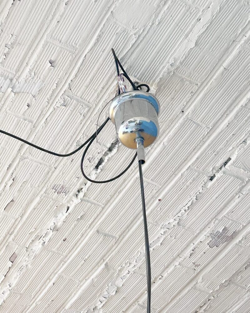 Suspension “Saturne” en chrome et verre opalin – Image 2
